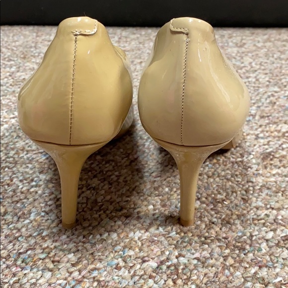 Vince camuto tan open toe heels. 8.5, 3 1/2” heels - Picture 5 of 7